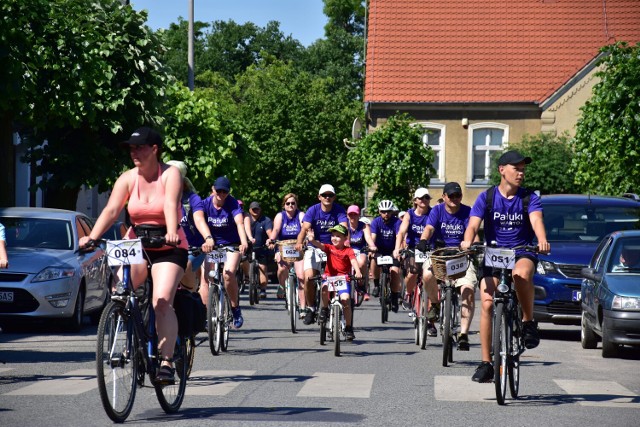 Rodzinny Rajd Rowerowy "Rowerem przez Pałuki" . Zdjęcia ze startu w Janowcu Wielkopolskim.