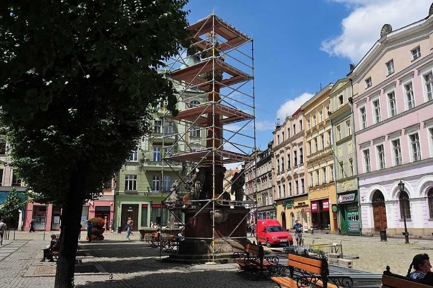 Rozpoczyna się konserwacja rzeźby św. Floriana i Kolumny Świętej Trójcy w Świdnicy