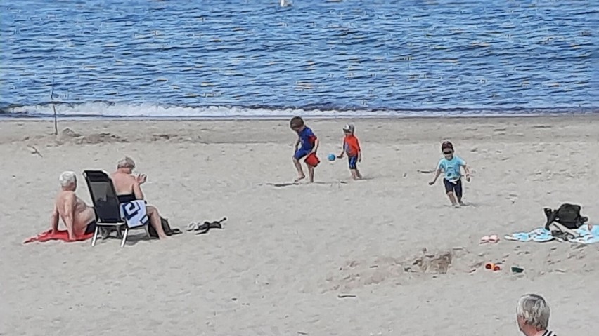 Plaża w Dąbkach zapełnia się turystami. Przyjechali z całej Polski [zdjęcia] 