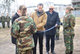 Otwarcie strzelnicy w Zespole Szkół nr 2 w Wągrowcu. Wśród zaproszonych gości sekretarz wiceminister obrony narodowej