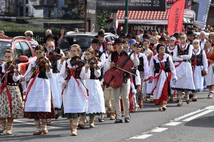 Korowód 57 Tygodnia Kultury Beskidzkiej złożony z artystów...