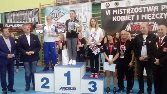 Dąbrowskie siłaczki z Centrum Formy mistrzyniami Polski. Panowie też wywalczyli wiele medali