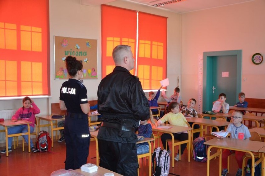 Policjanci rozmawiali z uczniami ze szkół podstawowych w Wejherowie o bezpieczeństwie 