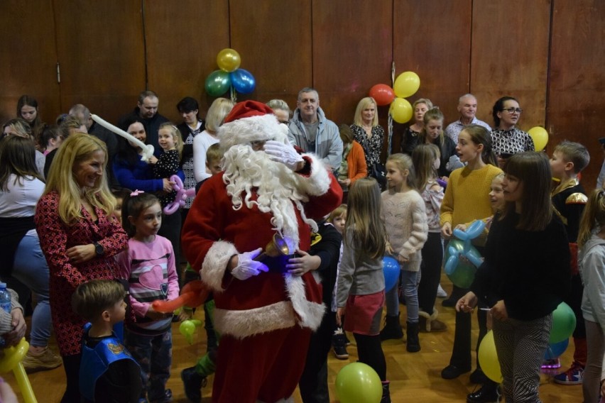 Zabawa dla dzieci pracowników "Cechu". Święty Mikołaj rozdał prezenty. Reakcje dzieci-bezcenne