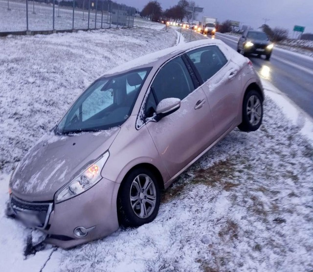 Auto pani Eweliny wylądowało w rowie w Klonówcu koło Leszna. Zdaniem kierującej zepchnęli ją inni kierowcy, którzy po wszystkim po prostu odjechali.