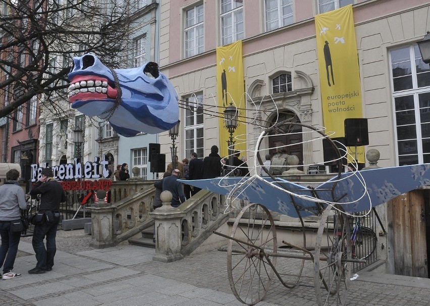 &quot;Europejski Poeta Wolności&quot; w Gdańsku: Happening Teatru Znak i program na czwartek ZDJĘCIA