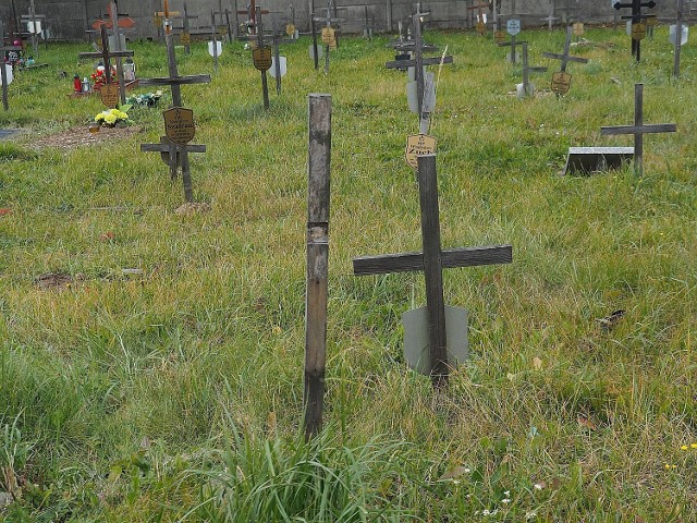 W Łodzi przy ul. Zakładowej znajduje się najsmutniejszy cmentarz - to miejsce pochówku osób bezdomnych i samotnych. Cmentarz to 2 tys. kwater. Wszystkie groby wyglądają niemal identycznie: bardzo skromne z drewnianymi krzyżami i tabliczkami. Na niektórych są nazwiska, na innych napis "NN" lub "Szczątki Ludzkie".

ZOBACZ ZDJĘCIA NA KOLEJNYCH SLAJDACH
