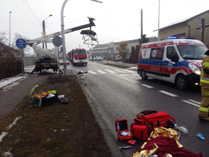 Wypadek w Glinicy na DK11 - zdjęcia. Ciężarówka przewożąca węgiel uderzyła w kosz podnośnika, w którym były dwie osoby. Droga była zablokowa