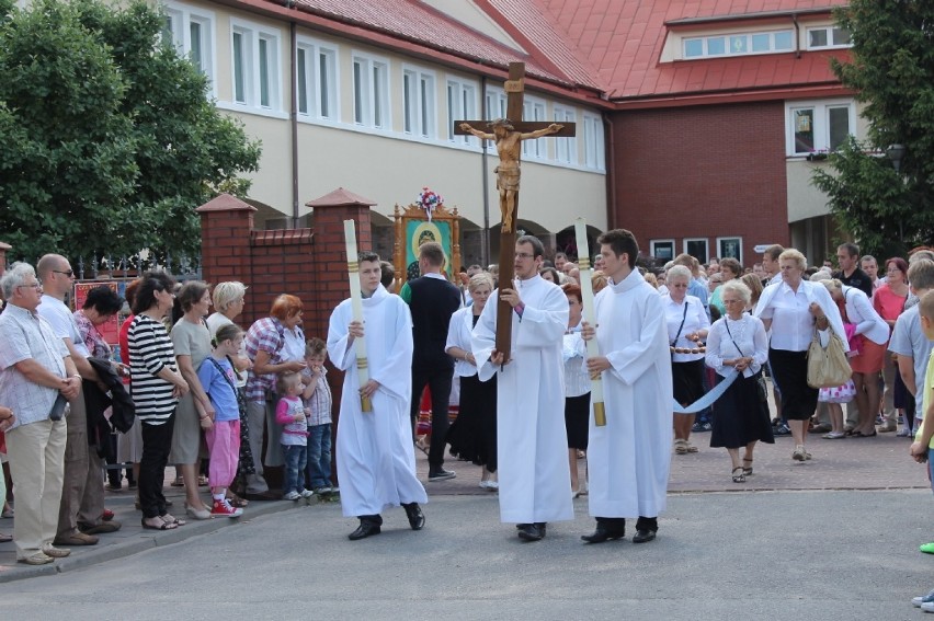Procesja w parafii św. Jadwigi na Niebrowie