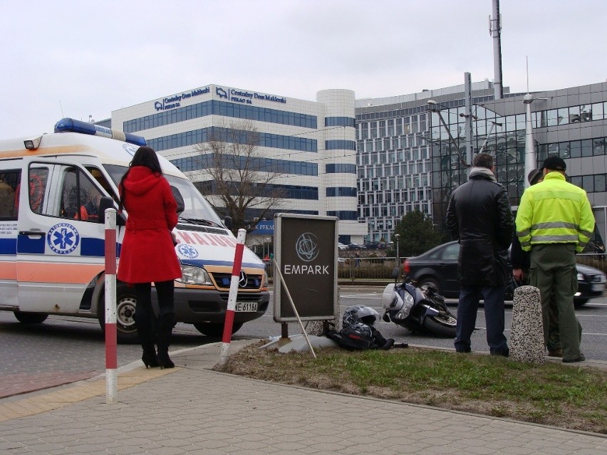 Karambol na Wołoskiej: Motocyklista w drodze do szpitala [ZDJĘCIA]