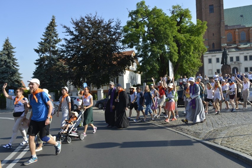 Pielgrzymi wyruszyli w drogę do Częstochowy