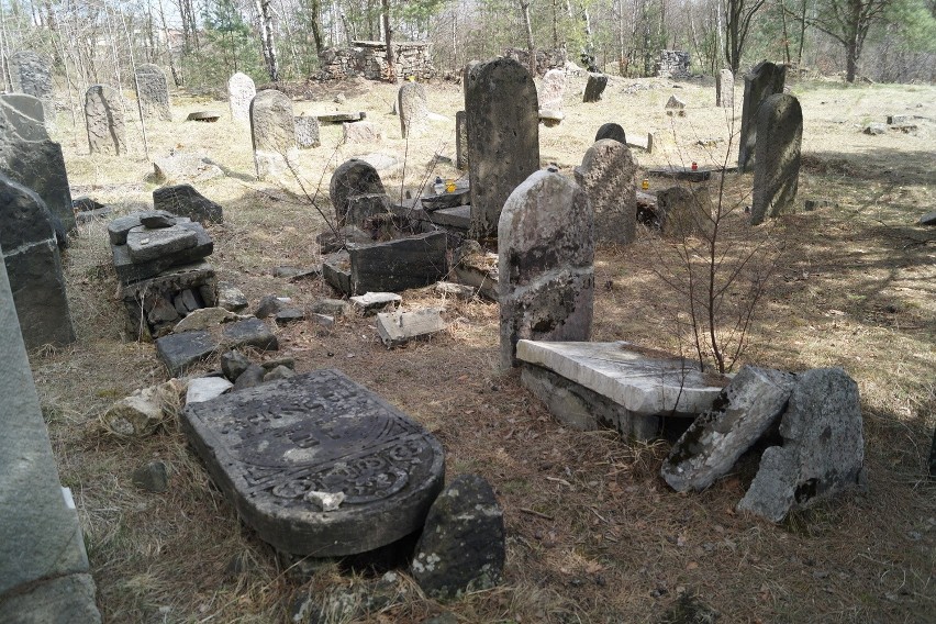 Cmentarze żydowskie w Olkuszu Stary cmentarz został założony...