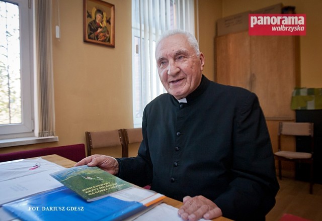 W ataku 84-letniego nożownika zostali ciężko ranni 98-latek i 85-letni ks. Julian Źrałko (na zdjęciu). Ponadto obrażeń ciała doznała także pielęgniarka