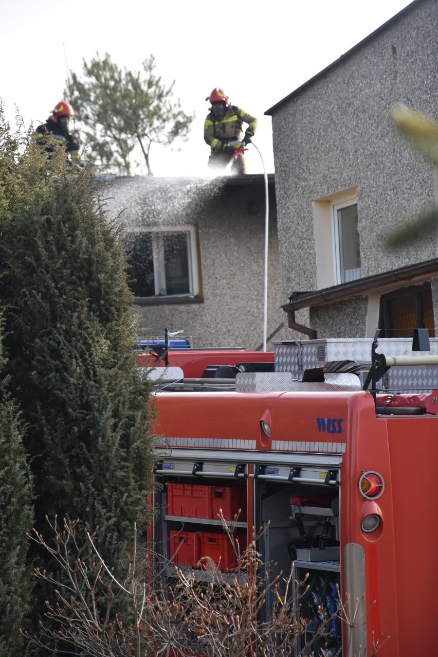 Pożar domu w Chwałowicach. Utrudnienia na ulicy 1 Maja w Rybniku