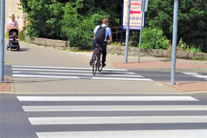 Znak Stop dotyczy również rowerzystów. Pokazujemy, gdzie należy zwolnić i zejść z roweru w Lesznie
