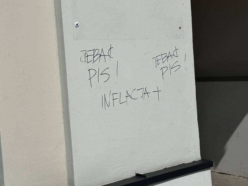 Wulgarne napisy na ścianie budynku biura posła Marka Matuszewskiego w Zgierzu. Wandali szuka policja