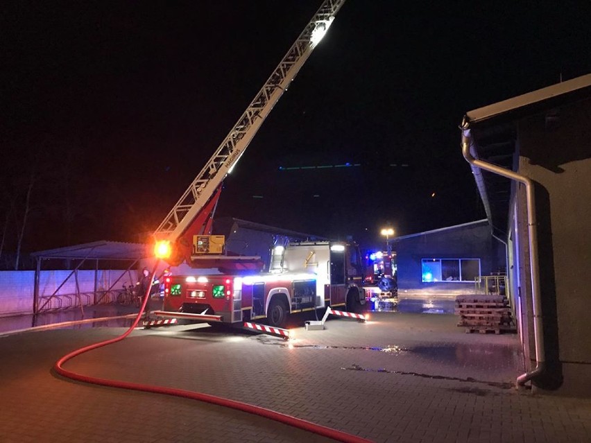 Ćwiczenia pożarnicze w Szamocinie: Strażacy "gasili ogień" w stolarni (FOTO)  