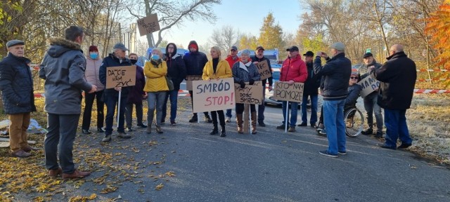 Pod Miejskim Przedsiębiorstwem Gospodarki Komunalnej odbył się protest mieszkańców, którzy sprzeciwiają się działalności zakładu. Odór pochodzący z przedsiębiorstwa jest nieznośny. ZOBACZ ZDJĘCIA