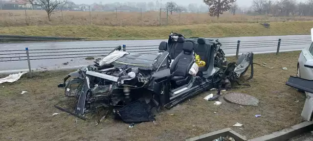 Trzy osoby trafiły do szpitala po wypadku, do którego doszło w poniedziałek przed południem na S8 w Mszczonowie w pow. żyrardowskim.