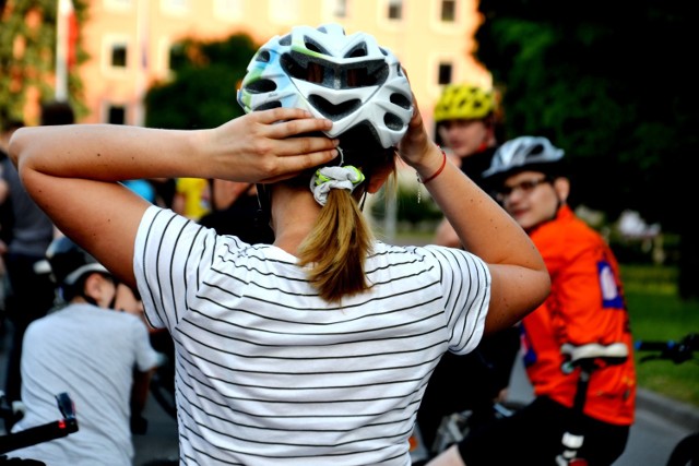 Pamiętajmy, że kask na głowie to dla każdego świadomego rowerzysty – niezbędne elementy.