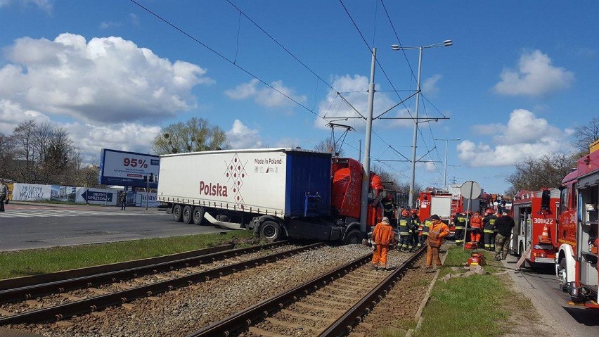 Wypadek na al. Hallera w Gdańsku. Tir zderzył się z tramwajem [ZDJĘCIA] 