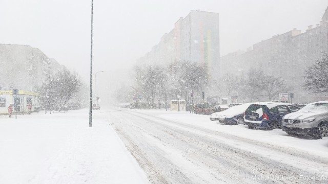 Tak się jeździ dzisiaj w Wałbrzychu po intensywnych opadach śniegu, tak wyglądają drogi w mieście
