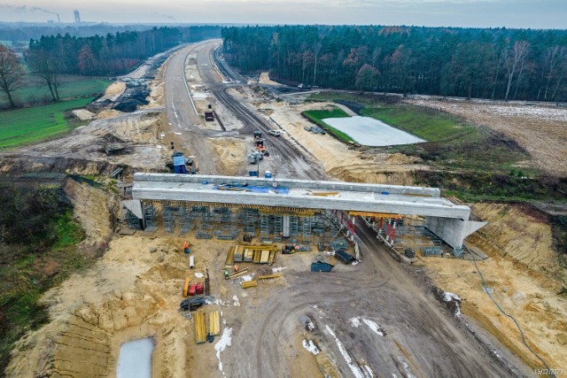 Tak w grudniu wyglądają prace przy budowie drogi S1 od Oświęcimia do Bielska-Białej 

Zobacz kolejne zdjęcia/plansze. Przesuwaj zdjęcia w prawo naciśnij strzałkę lub przycisk NASTĘPNE