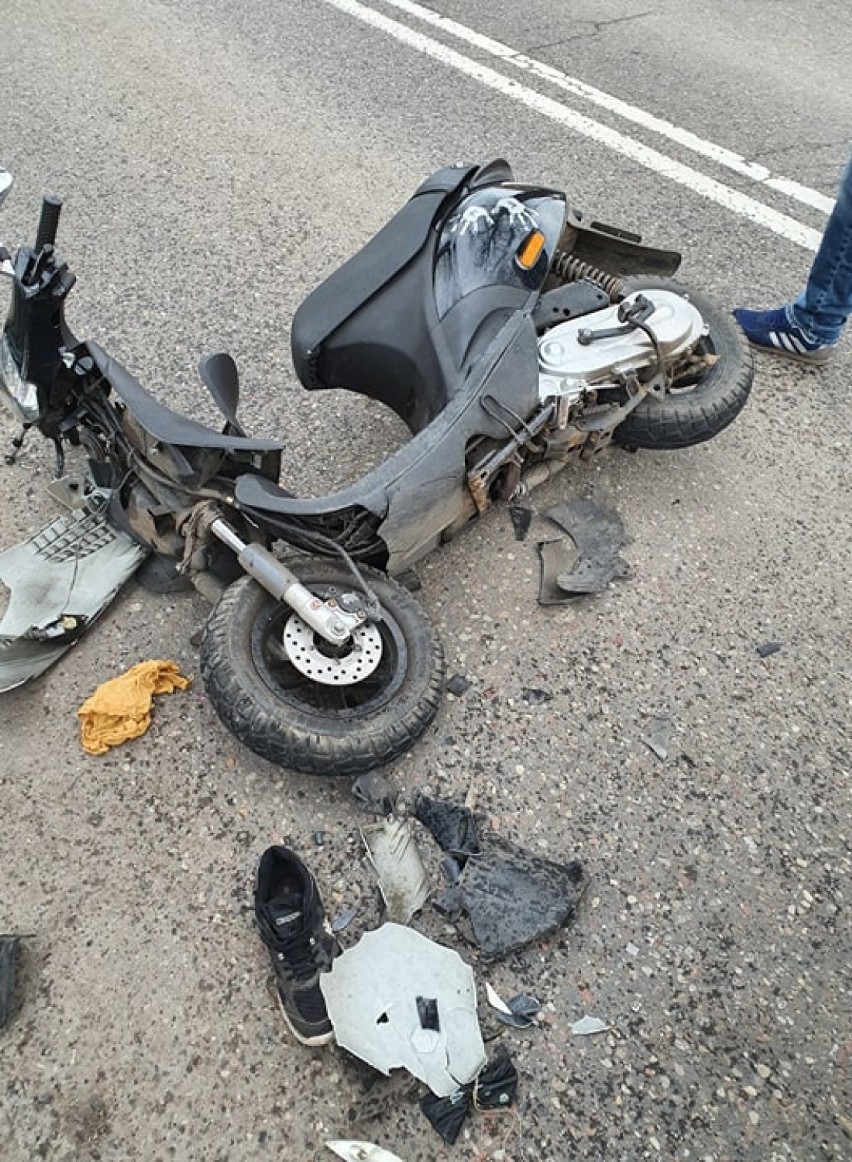 Kolizja w Szamocinie: Samochód osobowy zderzył się ze skuterem (ZDJĘCIA)
