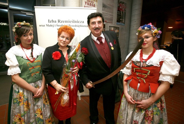 Henryk Nowok odebrał szablę im. Jana Kilińskiego, wyróżnienie za zasługi dla rzemiosła. Na zdjęciu z żoną, Zofią Nowok (druga z lewej).
