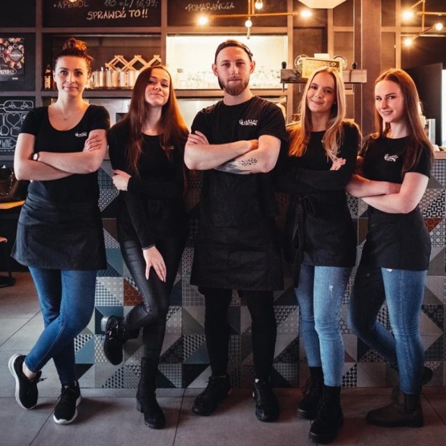 Restauracja "Widelec" w Toruniu również szuka pracowników. Oprócz godnego wynagrodzenia oferuje pracę w zgranej ekipie i dobrej atmosferze.