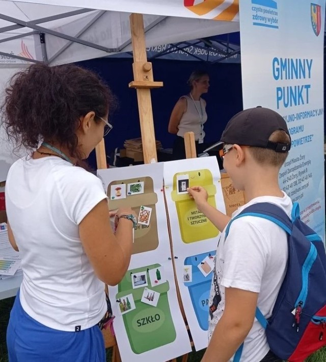 Zarówno uczniowie jak i dorośli licznie wzięli udział w konkursie segregacji śmieci. W zamian otrzymywali ciekawe nagrody - notesy, bidony, długopisy czy okulary przeciwsłoneczne. Każdy z mieszkańców biorących udział w wydarzeniu otrzymał także broszurę z informacjami dotyczącymi odnawialnych źródeł energii, poradami i ciekawostkami ekologicznymi.