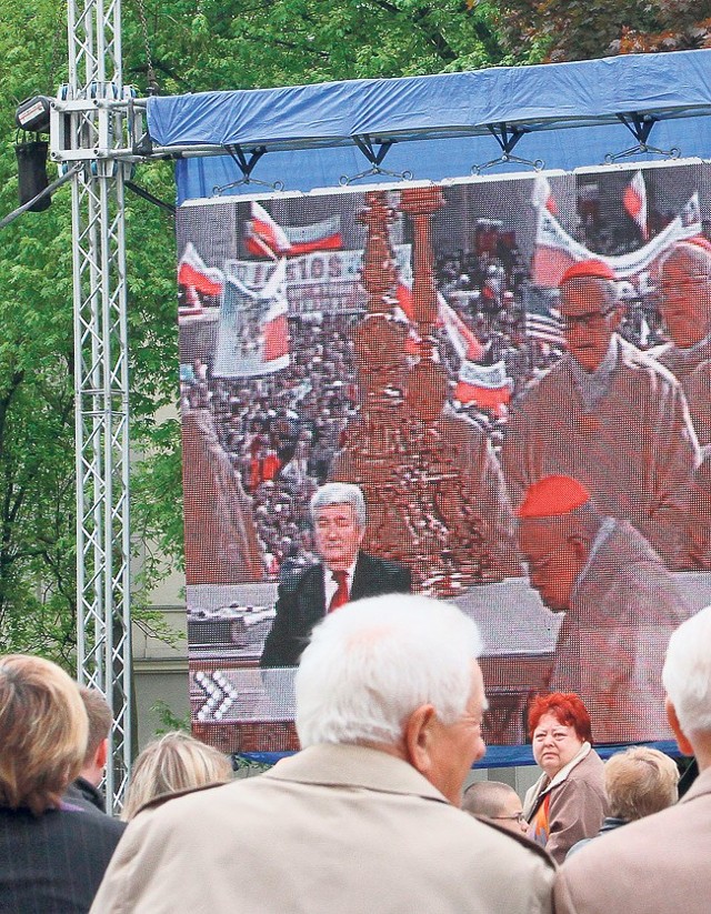 Łodzianie przed telebimem przed łódzką katedrą