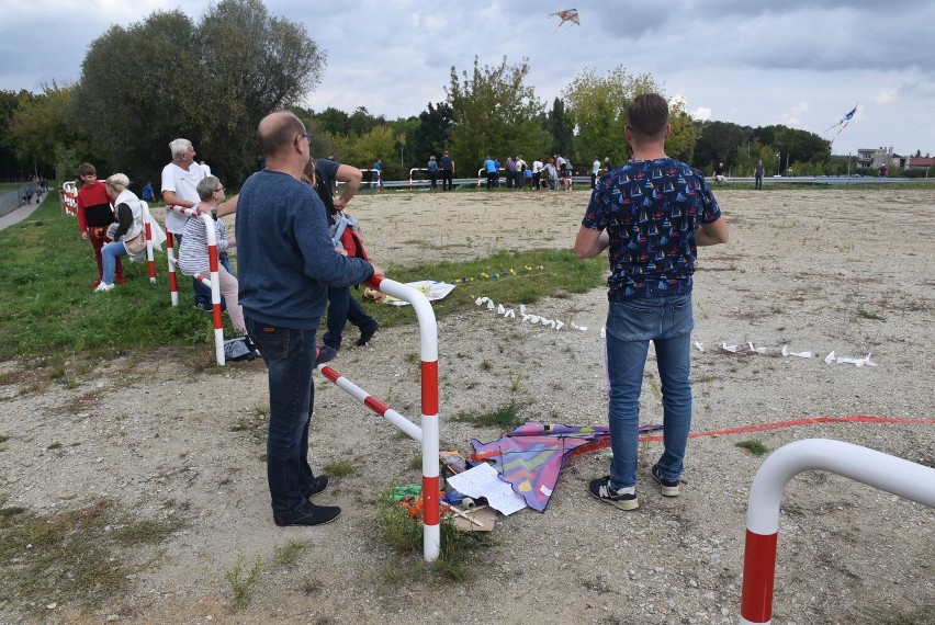 Gniezno. Święto Latawca 2021 w Gnieźnie! Było tworzenie latawców, pokaz lotów dronów i dmuchane zamki [FOTO]