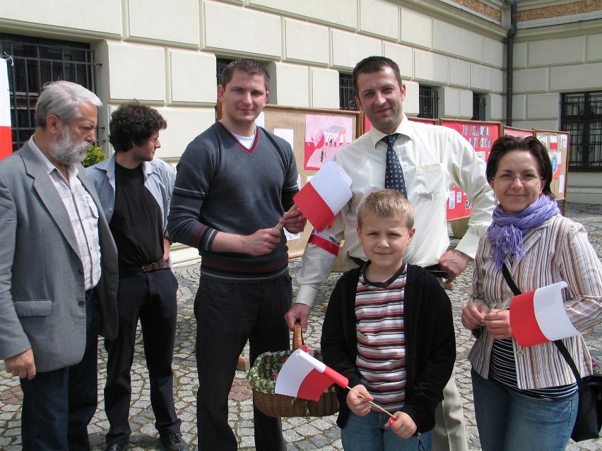 Głogów: Rekordowo długa flaga na ulicach Głogowa (ZDJĘCIA)