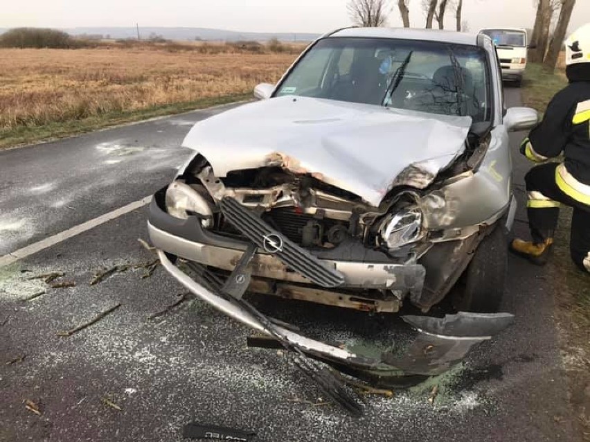 Wypadek na trasie Szamocin - Białośliwe. Samochód osobowy uderzył w drzewo (FOTO)