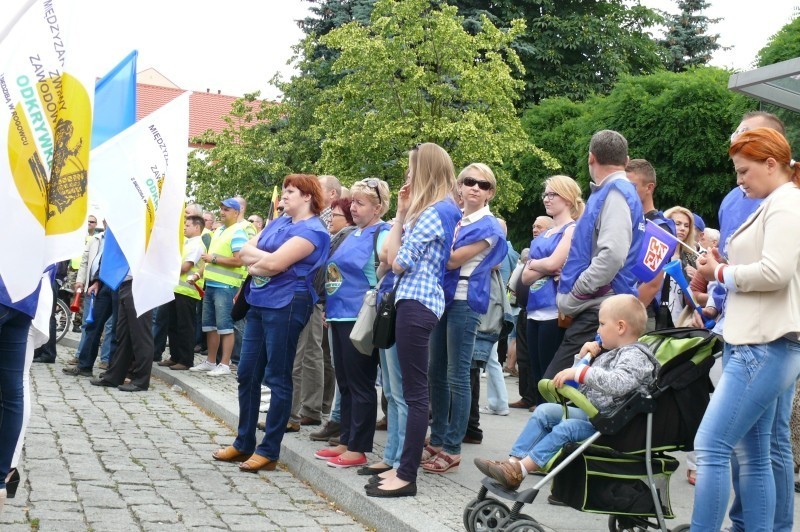 Protestujący spotkali się przed Urzędem Miasta w Bełchatowie