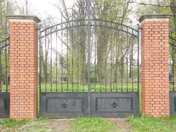 Zapomniany cmentarz ewangelicki w Koszęcinie ma się stać miejscem pamięci narodowej.