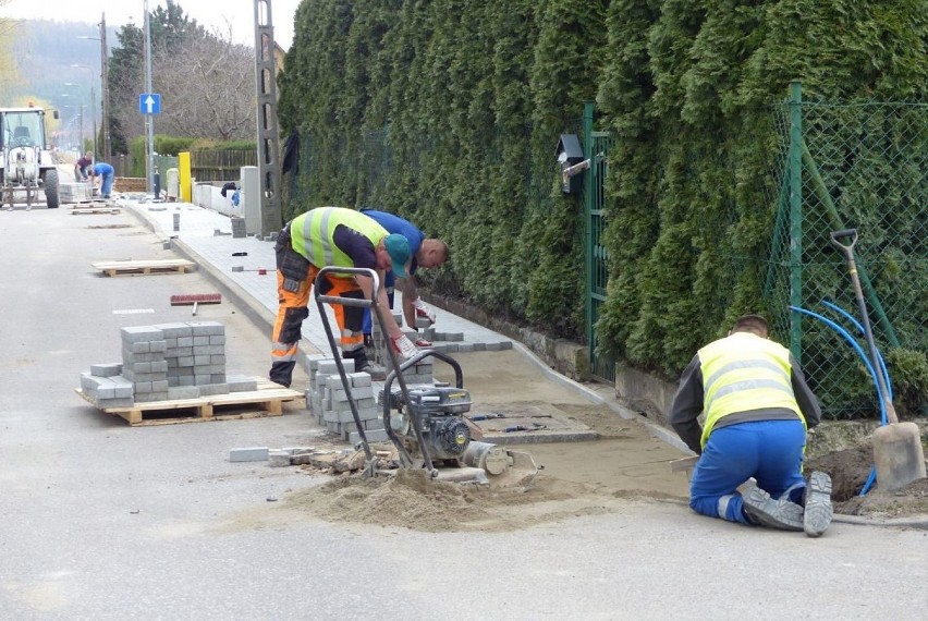 Wkrótce piesi będą mogli skorzystać z nowego chodnika przy ul. Harcerzy