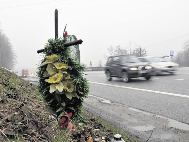 We wtorek w tym miejscu pan Ludwik zginął pod kołami rozpędzonych pojazdów w Gaju. To kolejna ofiara w gminie Mogilany. Mieszkańcy od lat proszą urzędników o budowę kładek