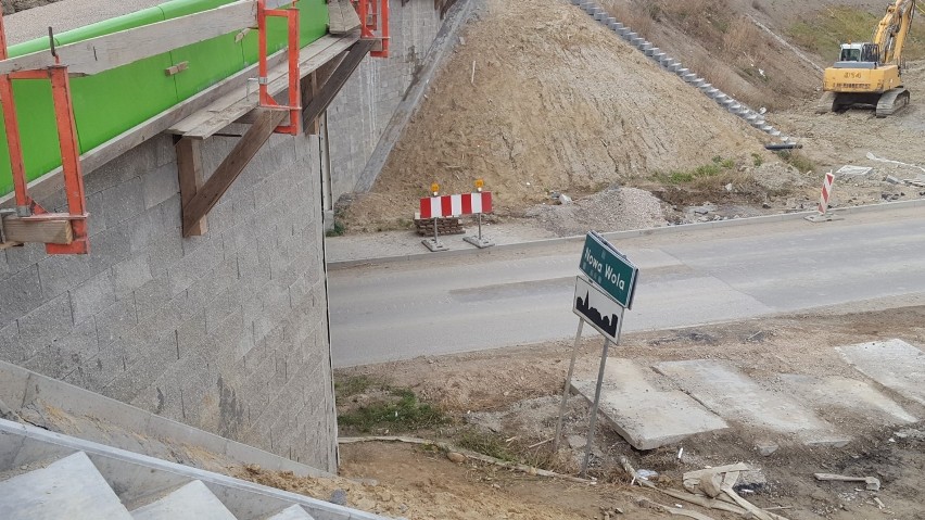Budowa S7 z Grójca do Warszawy. Układają betonową nawierzchnię, budują mosty, trwają też roboty ziemne. Zobacz postęp prac (ZDJĘCIA)
