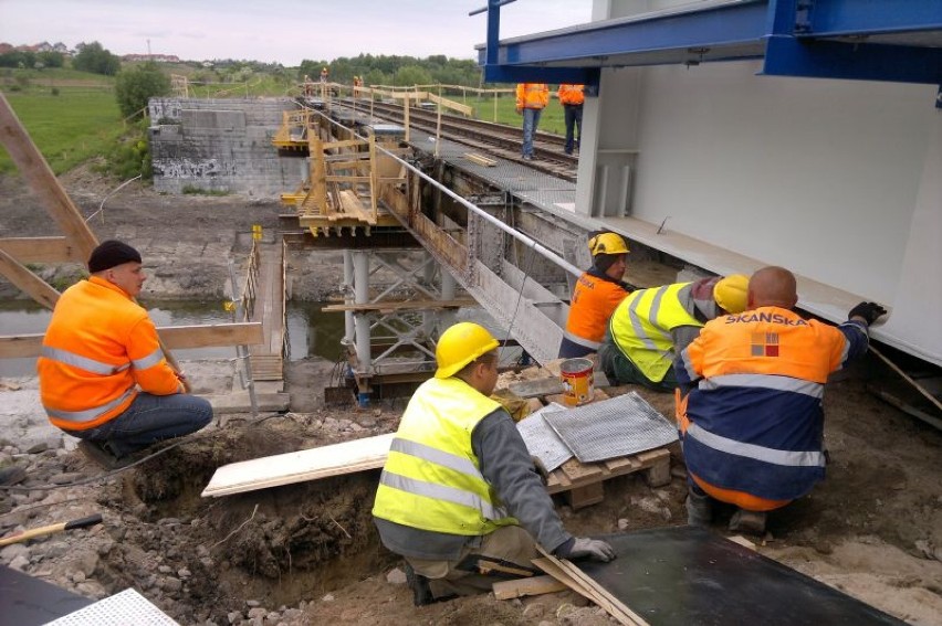 Montują nowy most kolejowy na Bystrzycy