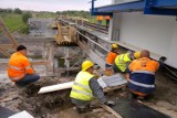 Ul. Turystyczna: Montują nowy most kolejowy na Bystrzycy (zdjęcia)
