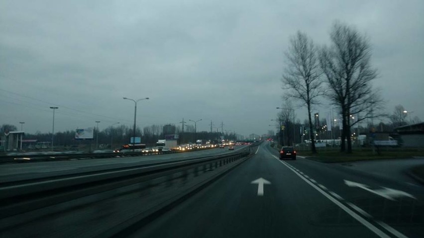 Katowice: Korek na DK86. Dostawczak zablokował jeden pas drogi