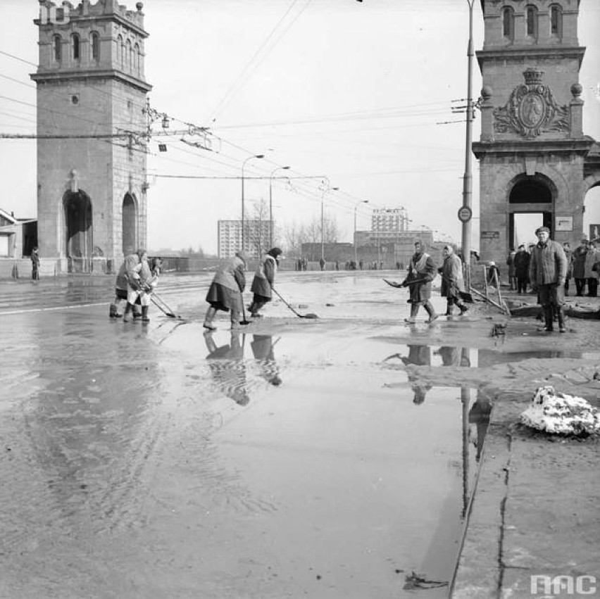 Kobiety zgarniają wodę z wjazdu na Most Poniatowskiego, 1971 rok