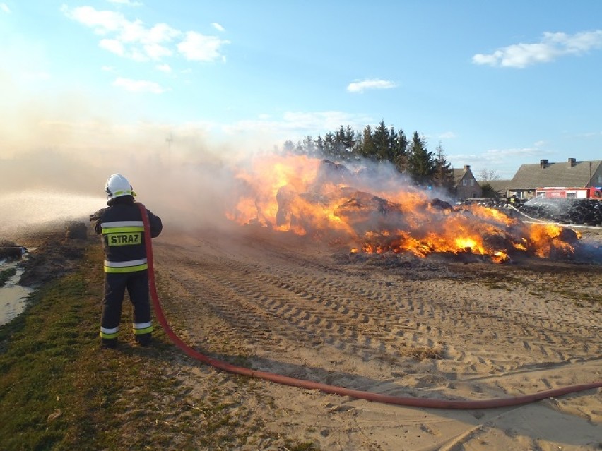 Pożar stogu słomy na terenie jednego z gospodarstw Klukowie 