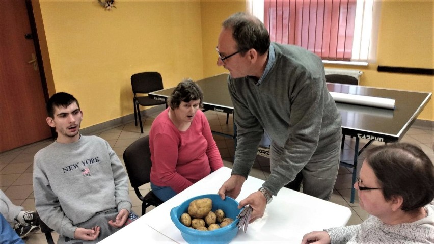 „Dzień pieczonego ziemniaka” dla uczestników SDŚ w Sypniewie