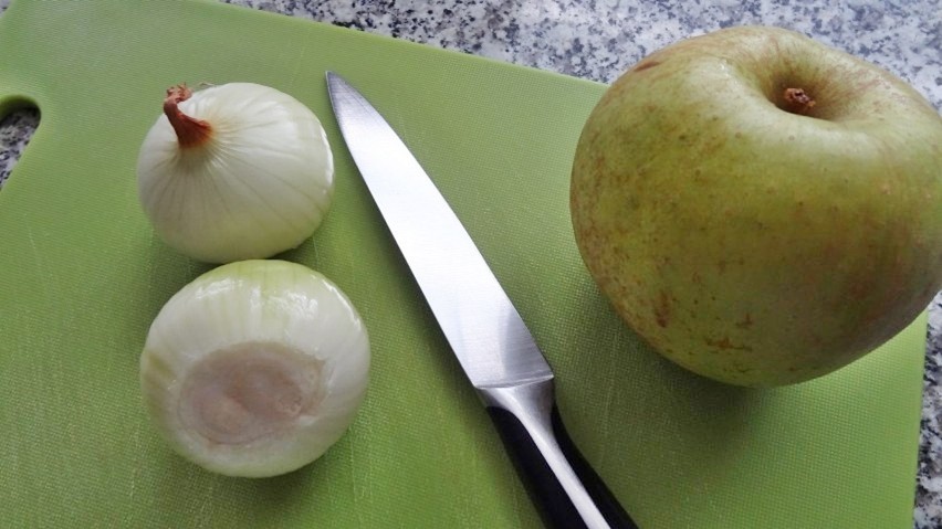 Zacznij od umycia i obrania jabłka i cebuli.