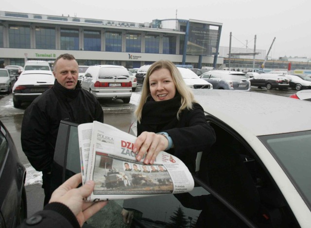 Ks. Mariusz Łydżba z Zawiercia witał na lotnisku w Pyrzowicach swoją bratanicę Anetę, która w Londynie mieszka już od dziewięciu lat. - Pojechała tam, kiedy Polska  jeszcze nie była w Unii Europejskiej, zaraz po maturze. Ukończyła tam studia z psychologii i radzi sobie - chwalił bratanicę ks. Łydżba. Pani Aneta, choć dobrze czuje się w  Londy-nie, to jednak nie wyobraża sobie Bożego Narodzenia bez rodziny.