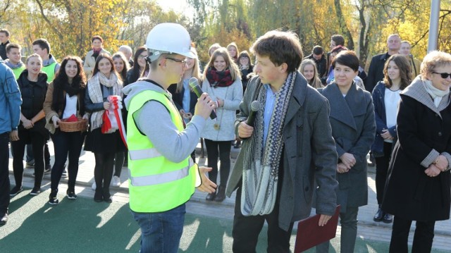 Przed rozpoczęciem uroczystości, uczniowie odegrali zabawną scenę przypominającą skecz kabaretu Ani Mru - Mru, „Kakakask”.