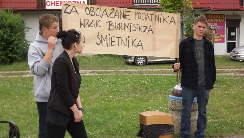 Jelcz-Laskowice: Happening na placu Jana Pawła II przeciwko cenom śmieci